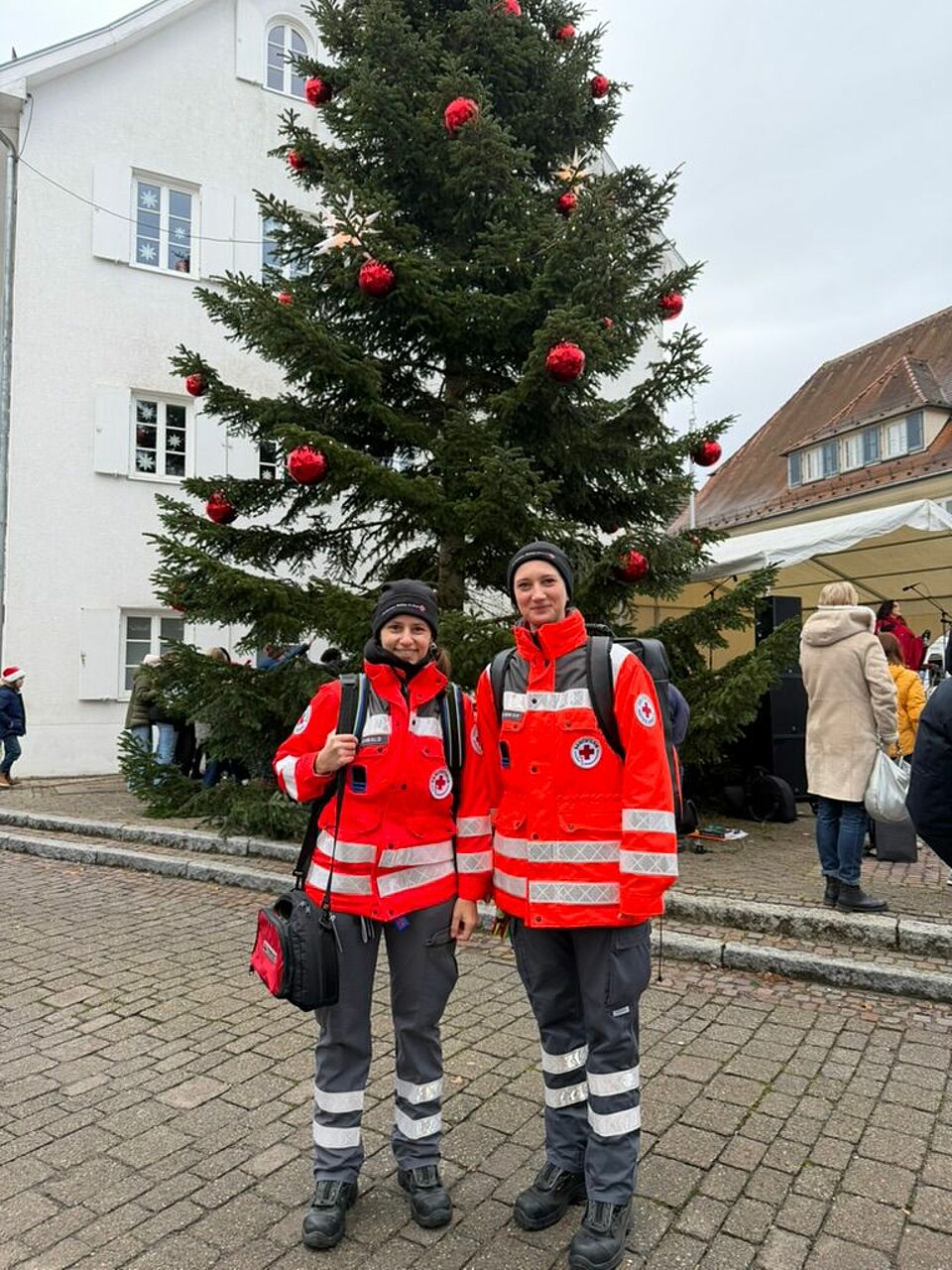DRK-Helferinnen am folgenden Tag beim Sanitätsdienst