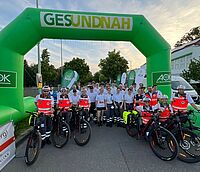 AOK-Firmenlauf-Bild von 2024, zusehen ist der Zielbereich mit ehrenamtlichen DRK-Helfenden der Bereitschaft 14 und der Fahrradstaffel der Bereitschaft Feuerbach/Botnang